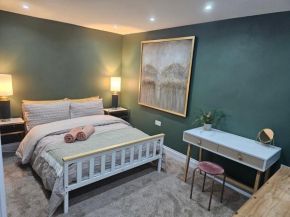 Stylish Ground Floor Apartment - Central Woking with Parking & Private Garden